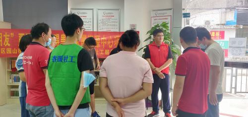 园山精防社工与组员通过热身游戏相互熟悉