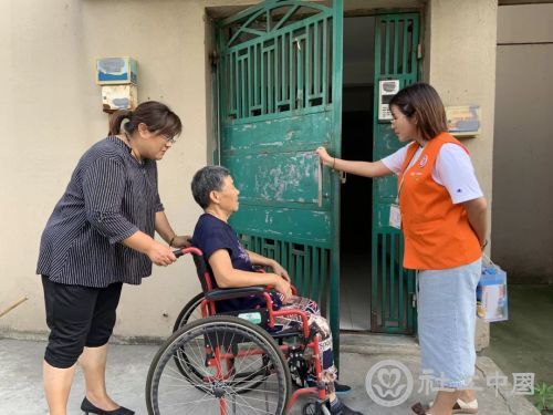 对居民反映的反向单元门问题社工和物业一起实地考察