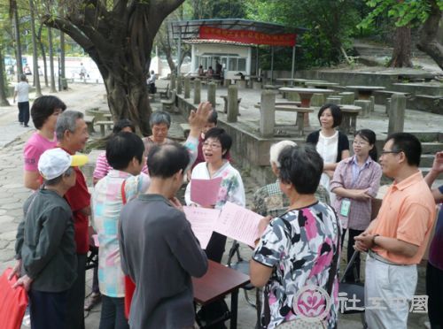 1. 祥光社工中心白沙站社工街头宣传心理健康知识