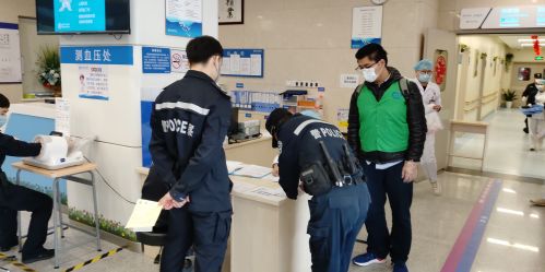 民警与社工在康宁医院急诊登记信息