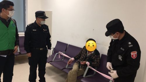 社工与民警在康宁医院劝说C某配合医院的康复治疗