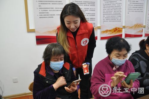 社工组织社区老人开展主题小组活动