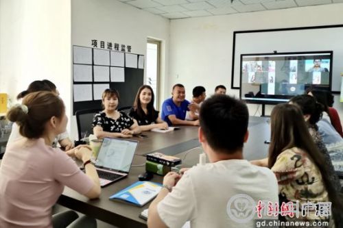 图为深圳援疆社工为喀什社工开展小组督导。 作者 王冠 供图