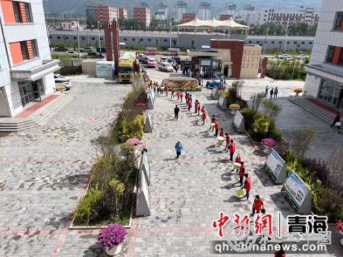 图为志愿者搬运救援物资。