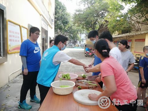 社工邀请青少年志愿者参与到社区服务中