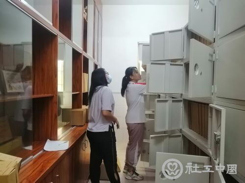 志愿者参与公共事务，为社区和社会奉献力量
