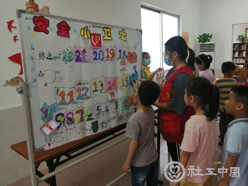 青少年志愿组织策划社区服务，传递志愿正能量